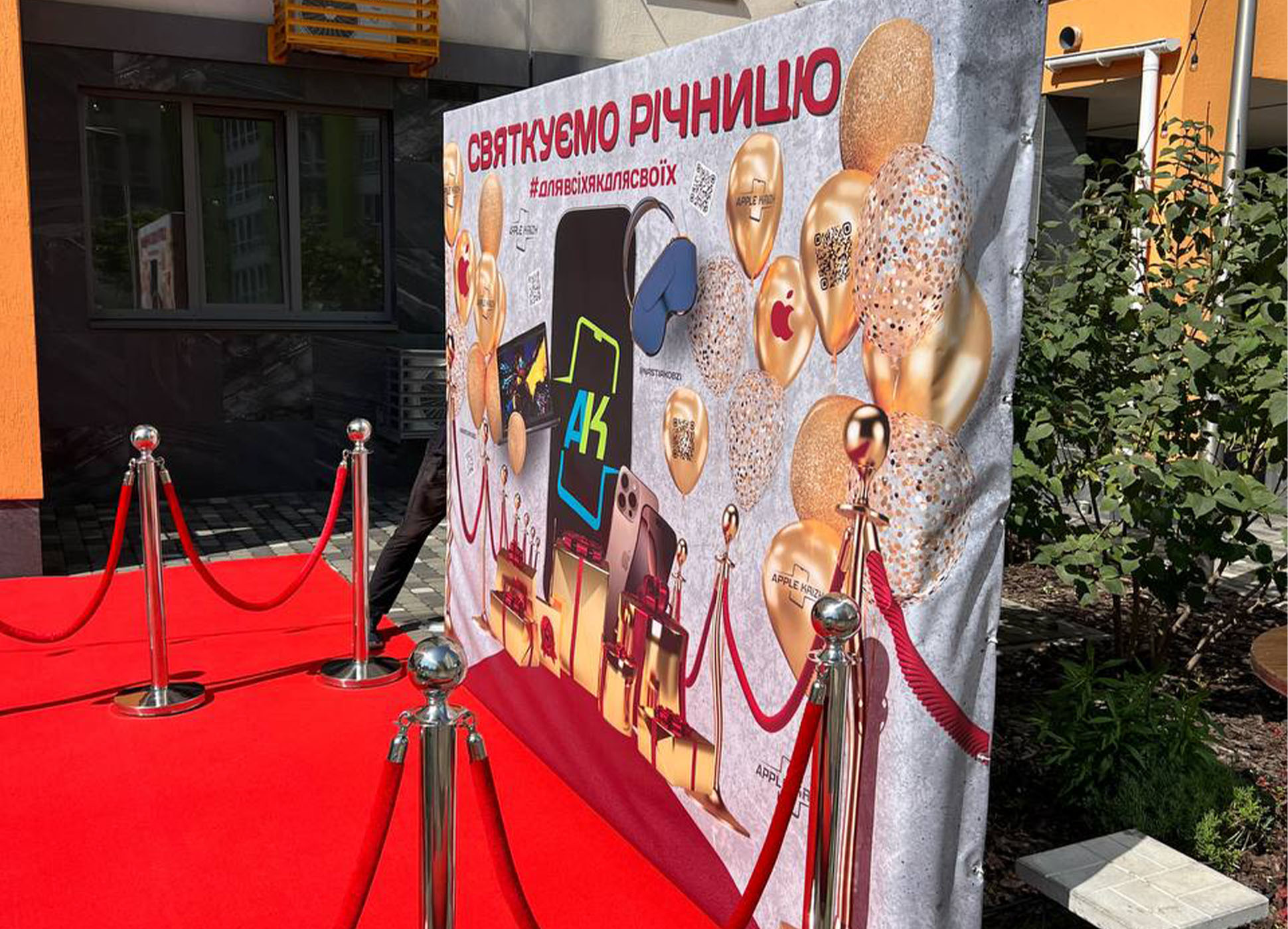 Срібні стовпчики з червоним канатом - Зображення 4